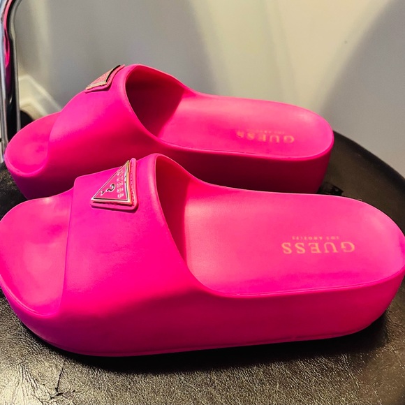 GUESS FUSCIA SLIDES - Picture 3 of 3